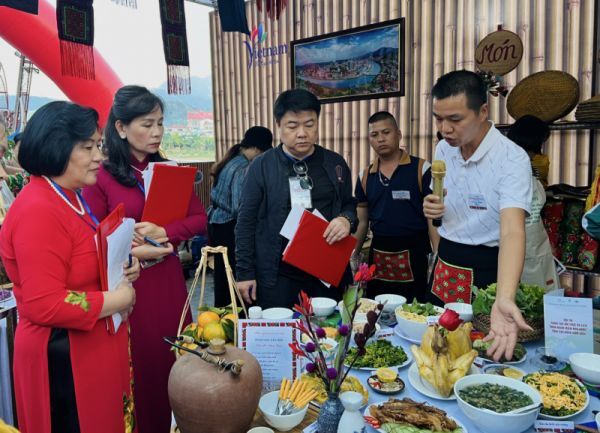 Banner giữa cửa hàng