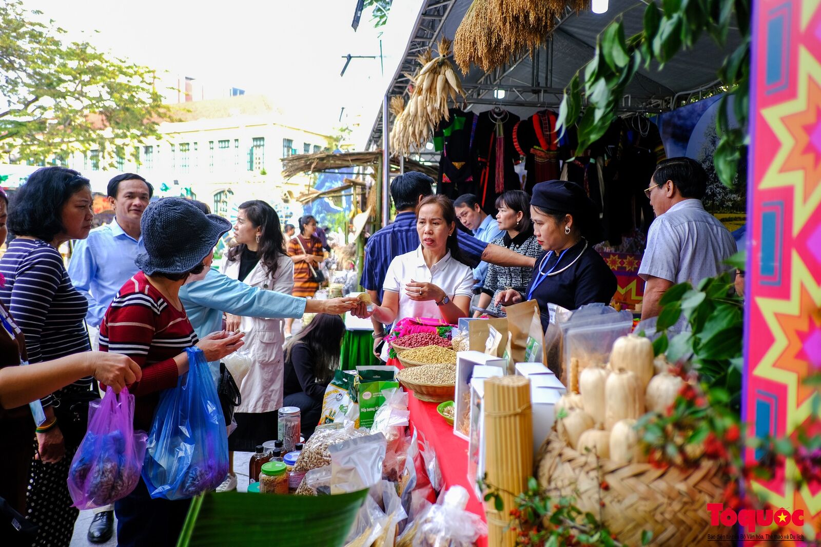 Banner giữa cửa hàng