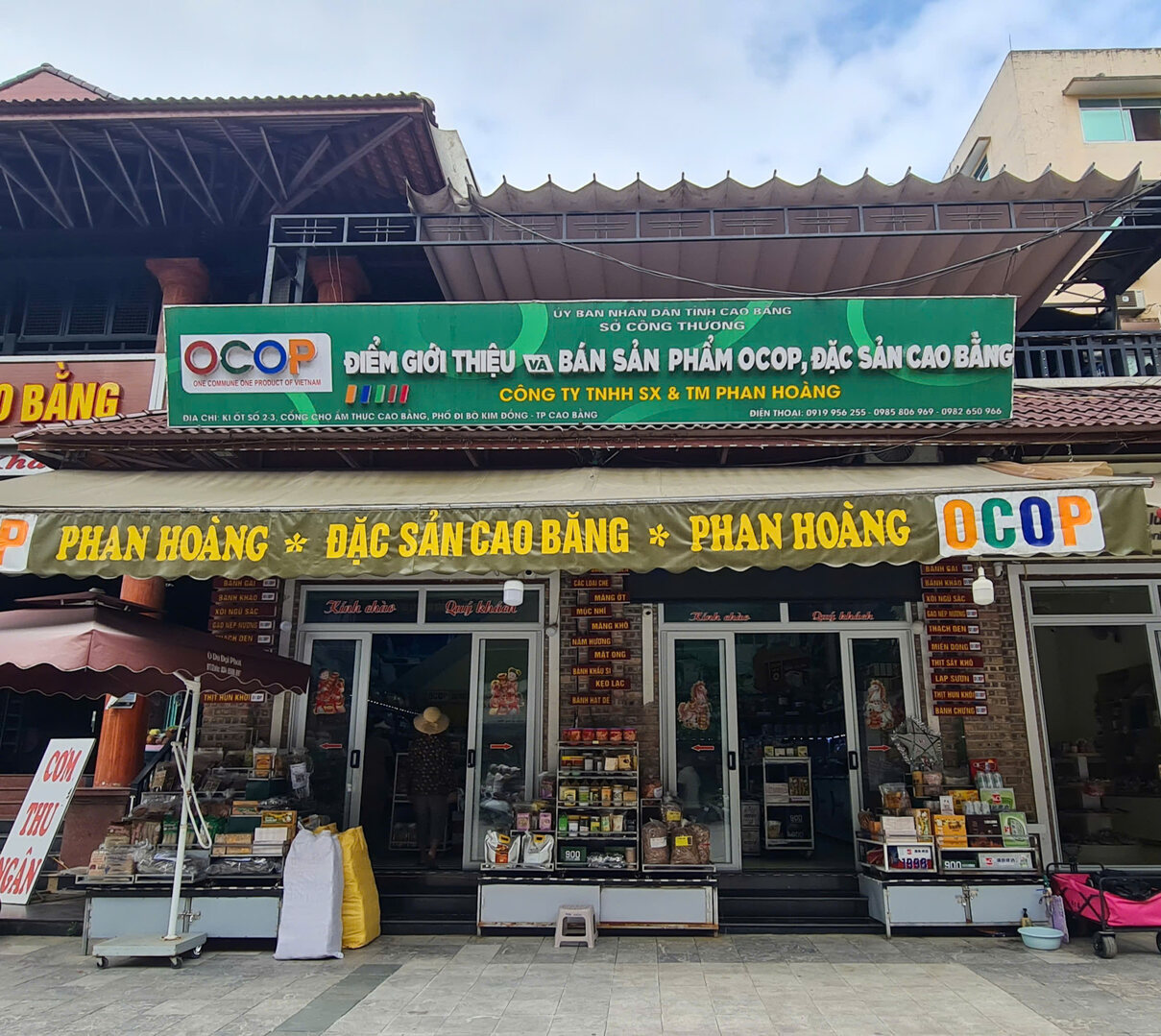 Banner giữa cửa hàng
