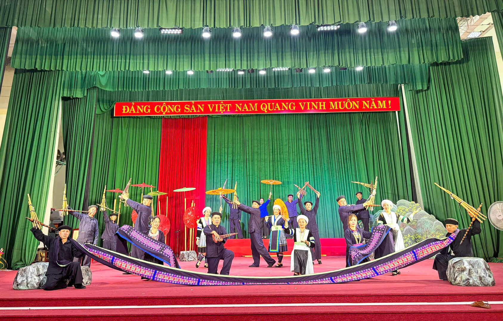 Cao Bằng tham gia Ngày hội Văn hóa Mông lần thứ IV tại Điện Biên
