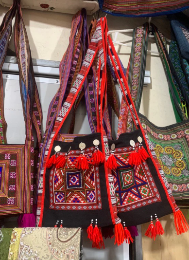 Túi thổ cẩm thêu tay